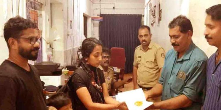 കളഞ്ഞുകിട്ടിയ മൂന്നര പവനോളം വരുന്ന സ്വര്‍ണ്ണാഭരണങ്ങള്‍ പോലീസില്‍ ഏല്‍പ്പിച്ച് കാറ്ററിംഗ് സര്‍വ്വീസുകാര്‍ മാതൃകയായി