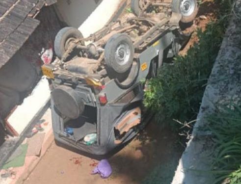 ജീപ്പ് വീട്ടു മുറ്റത്തേക്ക് മറിഞ്ഞ് അപകടം;11 പേർക്ക് പരിക്ക്
