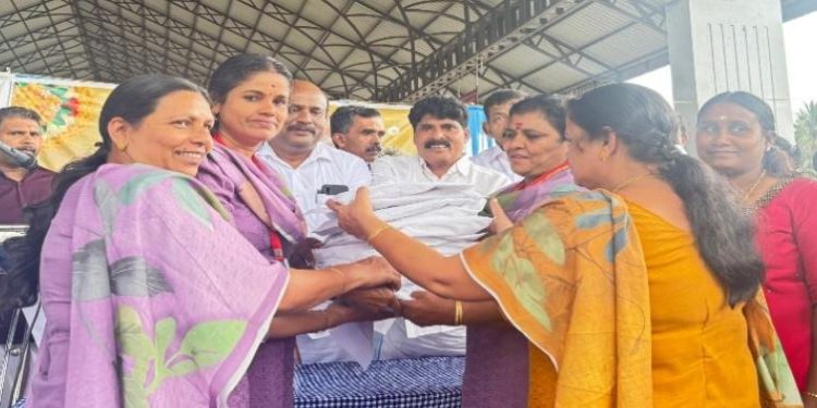 ആശാവർക്കർമാർക്ക് പ്രിയങ്ക ഗാന്ധിയുടെ ഓണസമ്മാനം