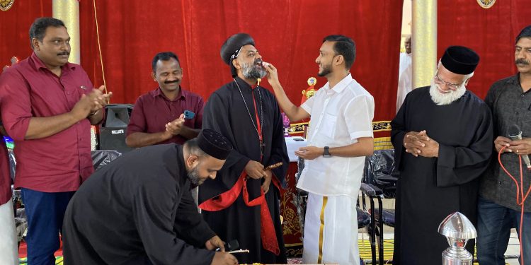 മഹാ പൗരോഹിത്യത്തിന്റെമൂന്നാംവാർഷികം:കേക്ക് മുറിച്ച് ആഘോഷിച്ചു