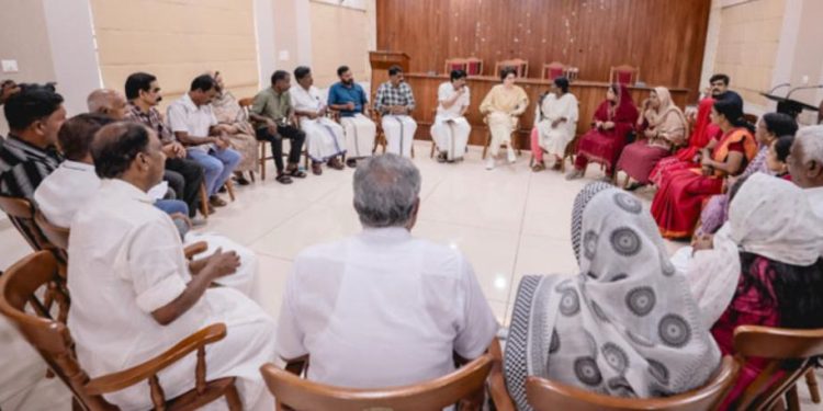 ദുരന്തബാധിതരെ നേരിട്ട് കണ്ട് പ്രിയങ്ക ഗാന്ധി എം.പി