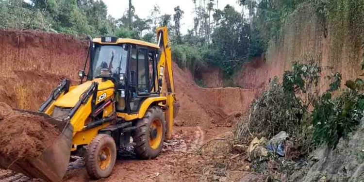 അനുമതിയില്ലാതെ നിര്‍മ്മാണ പ്രവര്‍ത്തനങ്ങള്‍ നടത്തി;ജെ സി ബി യും , ടിപ്പറും  കസ്റ്റഡിയിലെടുത്തു