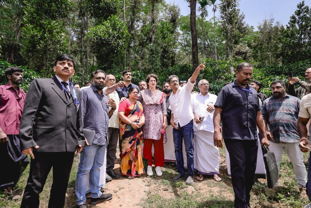 ചൂരൽമല – മുണ്ടക്കൈ ദുരന്ത പ്രദേശങ്ങൾ സന്ദർശിച്ച് പ്രിയങ്ക ഗാന്ധി എം. പി