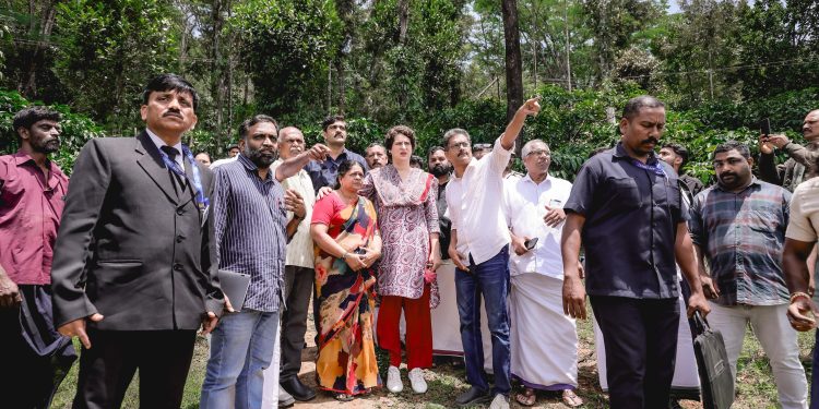 ചൂരൽമല – മുണ്ടക്കൈ ദുരന്ത പ്രദേശങ്ങൾ സന്ദർശിച്ച് പ്രിയങ്ക ഗാന്ധി എം. പി