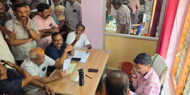 വോട്ടർ പട്ടികയിലെ അപാകത; മുസ്ലിം ലീഗ് പഞ്ചായത്ത് സെക്രട്ടറിയെ ഉപരോധിച്ചു