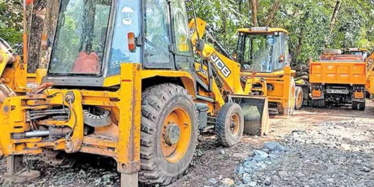 അവധി ദിനങ്ങളില് അനധികൃത മണ്ണെടുപ്പ്;നടപടി ശക്തമാക്കി റവന്യൂ വകുപ്പ്