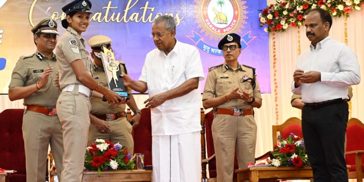 സാമൂഹിക പ്രതിബദ്ധതയുടെ മികച്ച മാതൃകകൾ സൃഷ്ടിക്കുന്ന സേനയാണ് കേരള പോലീസ് മുഖ്യമന്ത്രി