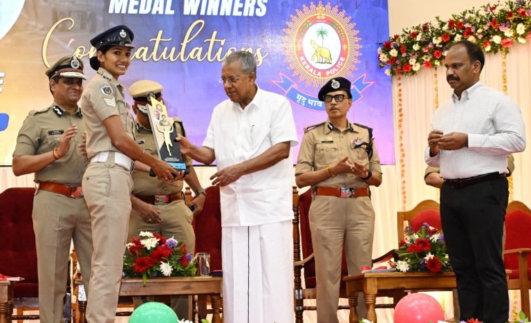 സാമൂഹിക പ്രതിബദ്ധതയുടെ മികച്ച മാതൃകകൾ സൃഷ്ടിക്കുന്ന സേനയാണ് കേരള പോലീസ് മുഖ്യമന്ത്രി