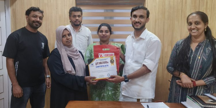 നായയെ രക്ഷിച്ച നസീറക്ക് ജില്ലാ ആസ്ഥാനത്ത് അനുമോദനം