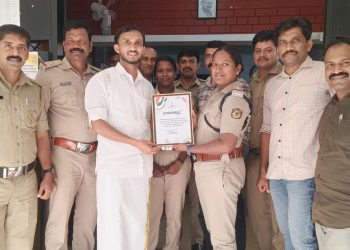 പോലീസിന് ഗ്രാമാദരം നൽകി