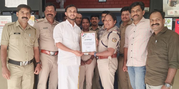 പോലീസിന് ഗ്രാമാദരം നൽകി