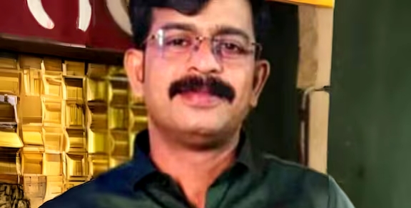 ‘രതീഷിനെ നഗ്നനാക്കി ഫോട്ടോ എടുത്തു, സ്കൂൾ ഗ്രൂപ്പിലേക്കും ഭാര്യയ്ക്കും അയച്ചു; ഹണിട്രാപ്പിൽ കുടുക്കി 2 ലക്ഷം ആവശ്യപ്പെട്ടു’