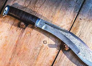 നെഞ്ചിൽ തറച്ച കത്തിയുമായി വിദ്യാർത്ഥി പോലീസ് സ്റ്റേഷനിൽ; 3 പേർ പിടിയിൽ