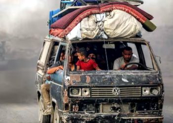 ജീവൻ വേണമെങ്കിൽ സ്ഥലം വിടുക, വ്യോമാക്രമണം ശക്തമാക്കി ഇസ്രയേൽ; ഗാസ വിട്ടുപോയത് 250,000 പേർ