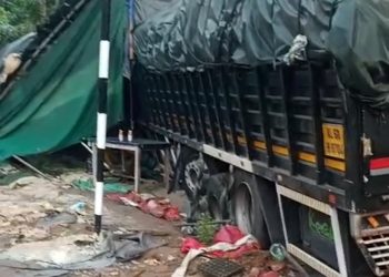 ചുരമിറങ്ങി വരുന്ന ലോറി ബ്രെക്ക് നഷ്ട്ടപ്പെട്ട് തട്ട് കടയിലേക്ക് ഇടിച്ചു കയറി