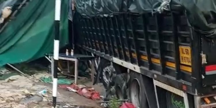 ചുരമിറങ്ങി വരുന്ന ലോറി ബ്രെക്ക് നഷ്ട്ടപ്പെട്ട് തട്ട് കടയിലേക്ക് ഇടിച്ചു കയറി