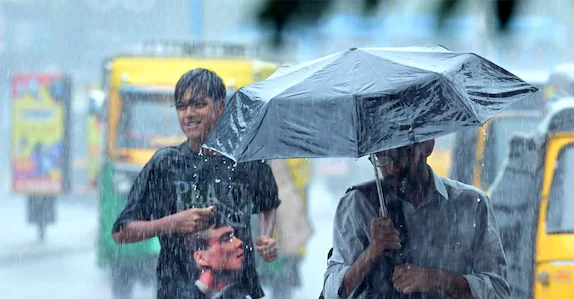 മാഡം ഇപ്പോഴാണോ ഉണർന്നത്’… താമസിച്ചെത്തിയ മഴ അവധി, തലസ്ഥാനത്ത് കലക്ടർക്കെതിരെ രക്ഷിതാക്കളുടെ രോഷം