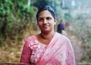 ഭർത്താവ് ഭാര്യയെ വെട്ടിക്കൊന്നു; ക്രൂരകൃത്യം മക്കളുടെ മുന്നിൽ വച്ച്, കൊലപാതക വിവരം ഫെയ്സ്ബുക്ക് ലൈവിൽ