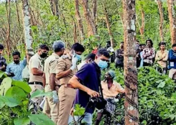 ചങ്ങലയിൽ ബന്ധിച്ച് റബർ മരത്തിൽ പൂട്ടിയിട്ട നിലയിൽ അജ്ഞാത മൃതദേഹം; മുഖത്തുൾപ്പെടെ പൊള്ളലേറ്റ നിലയിൽ