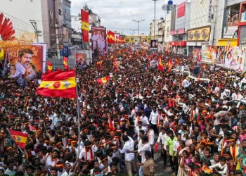 വൻ ദുരന്തം;വിജയ്‌യുടെ റാലിയിൽ തിക്കും തിരക്കും, 32 മരണം