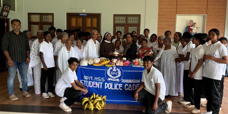 പതിവ് തെറ്റിക്കാതെ ഇക്കുറിയും അമ്മമാരെ കാണാൻ പനമരം കുട്ടി പോലീസെത്തി