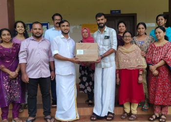 പുളിഞ്ഞാൽ ഗവ.ഹൈസ്കൂളിന് പ്രൊജക്ടർ സമ്മാനിച്ചു