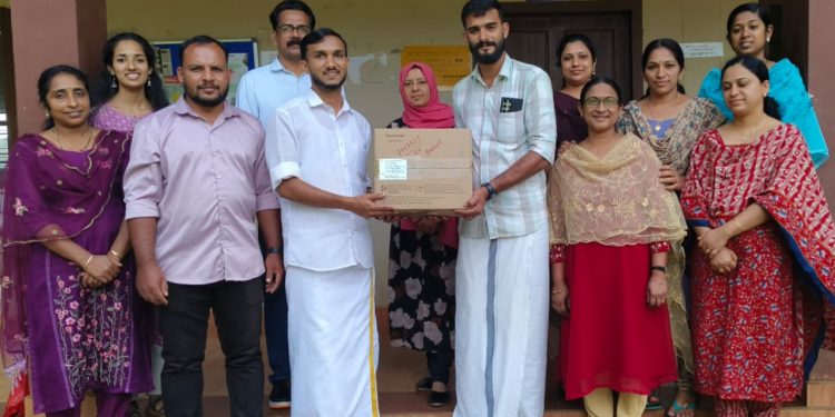 പുളിഞ്ഞാൽ ഗവ.ഹൈസ്കൂളിന് പ്രൊജക്ടർ സമ്മാനിച്ചു