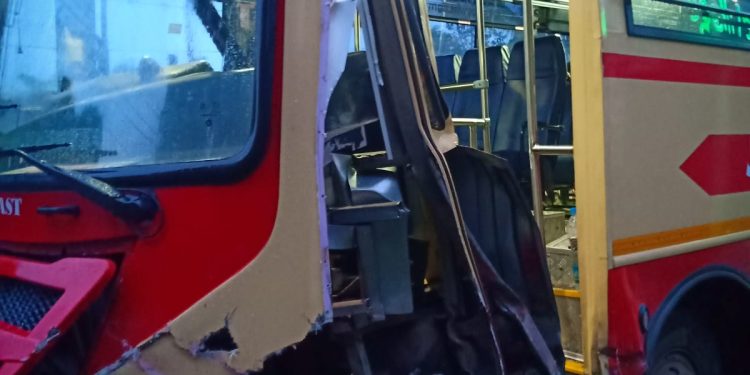 കെ എസ് ആർ ടി സി ബസ്സ്‌ പാലത്തിന്റെ സംരക്ഷണ ഭിത്തിയിൽ ഇടിച്ചു അപകടം