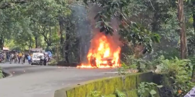 കാറിന് തീപിടിച്ചു: സംഭവം താമരശ്ശേരി ചുരത്തിൽ