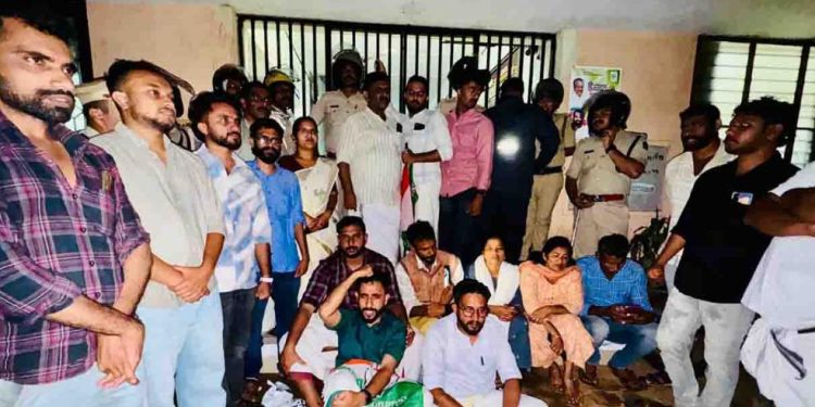 പട്ടികവർഗ്ഗ വികസന ഓഫീസറുടെ കാര്യാലയം യൂത്ത് കോൺഗ്രസ് പ്രവർത്തകർ ഉപരോധിച്ചു