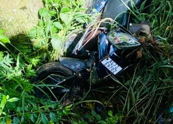 തോണിച്ചാലിൽ കാറും സ്കൂട്ടറും കൂട്ടിയിടിച്ച് യുവാവിന് പരിക്ക്