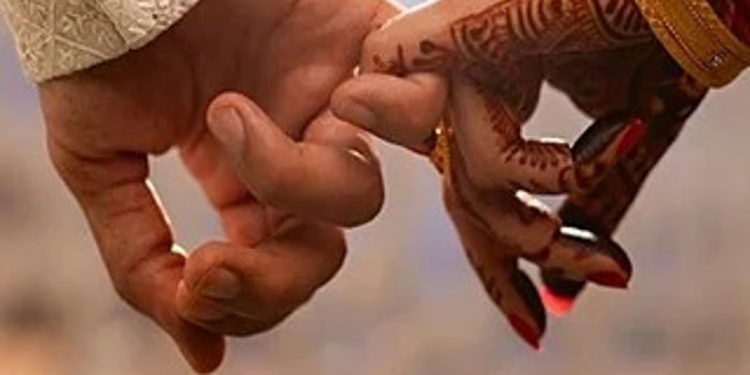 പ്രണയിച്ചു വിവാഹം കഴിച്ച യുവതി ഒത്താശ ചെയ്ത ഭർത്താവിന്റെ ഉറ്റ സുഹൃത്തിനൊപ്പം ഒളിച്ചോടി!