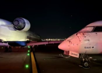 ലാൻഡ് ചെയ്യുന്ന വിമാനത്തിലേക്ക് മറ്റൊരു വിമാനം ഇടിച്ചുകയറി; വിമാനച്ചിറക് വേർപെട്ടു