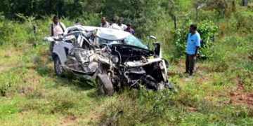 കർണാടകയിൽ മലയാളി കുടുംബം സഞ്ചരിച്ച കാർ ലോറിയില്‍ ഇടിച്ച് അപകടം; വയനാട് സ്വദേശികൾ മരിച്ചു