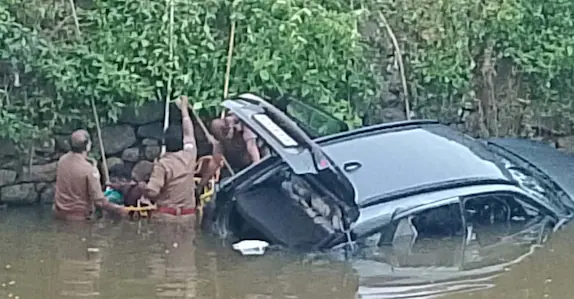 നിയന്ത്രണം വിട്ട കാർ തോട്ടിലേക്കു മറിഞ്ഞു; യുവ ഡോക്ടർക്ക് ദാരുണാന്ത്യം