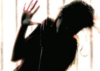 കുട്ടികള്‍ക്കൊപ്പം ഉറങ്ങിക്കിടന്ന ഭര്‍ത്താവിന് മേല്‍ തിളച്ച എണ്ണ ഒഴിച്ച് ഭാര്യ, പൊള്ളലില്‍ മുളകുപൊടിയും വിതറി