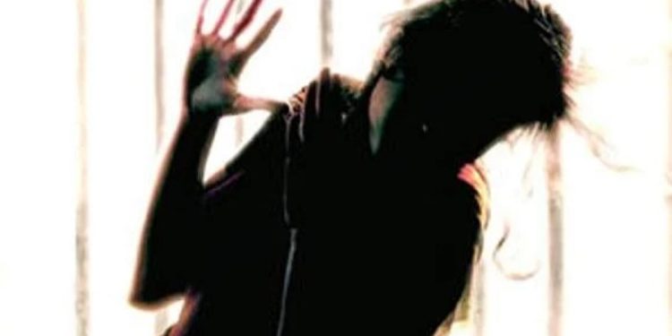 കുട്ടികള്‍ക്കൊപ്പം ഉറങ്ങിക്കിടന്ന ഭര്‍ത്താവിന് മേല്‍ തിളച്ച എണ്ണ ഒഴിച്ച് ഭാര്യ, പൊള്ളലില്‍ മുളകുപൊടിയും വിതറി