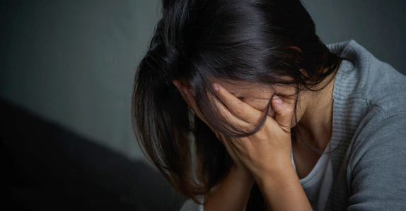 മന്ത്രവാദി തന്ന ചരട് കെട്ടിയില്ല; ഭാര്യയുടെ ദേഹത്ത് തിളച്ച മീൻകറി ഒഴിച്ചു, കഴുത്തിലും ശരീരത്തിലും പൊള്ളൽ