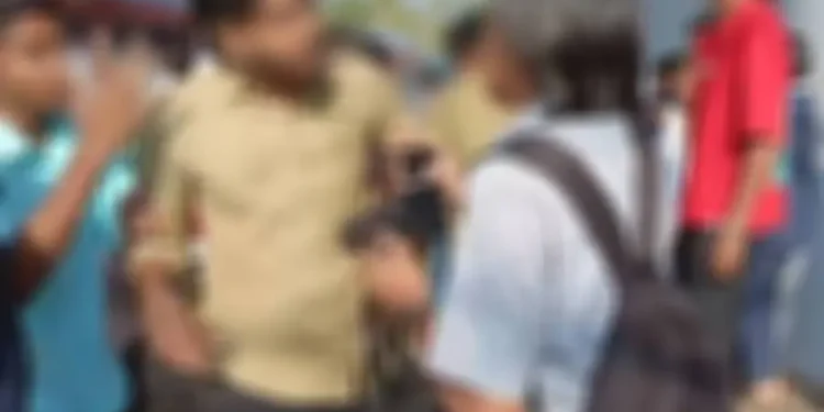 കോഴിക്കോട് നടുറോഡിൽ ഏറ്റുമുട്ടി ബസ് ജീവനക്കാരും വിദ്യാർഥികളും