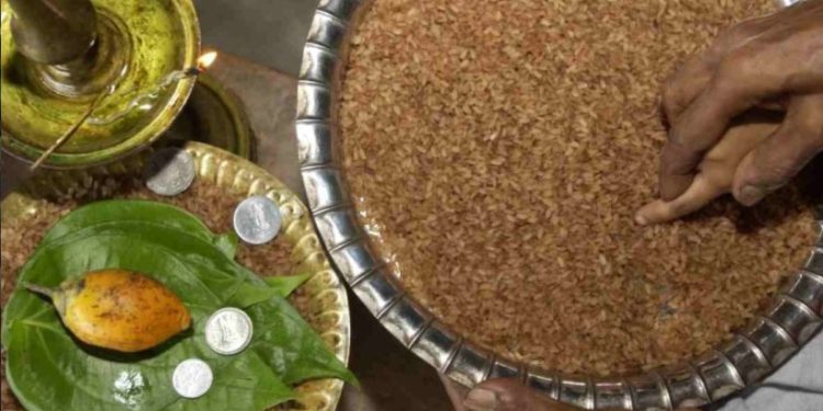 ഇന്ന് വിജയദശമി; ആദ്യാക്ഷരമെഴുതി അറിവിന്റെ ലോകത്തേക്ക് കുരുന്നുകള്