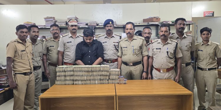 മീനങ്ങാടിയിൽ എക്സൈസിൻ്റെ വൻ കുഴൽപ്പണ വേട്ട:ഒന്നരക്കോടിയോളം രൂപ പിടികൂടി