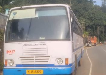 കെഎസ്ആർടിസി ബസ്സിടിച്ച് സൂചനാ ബോർഡ് വീണു; കാൽനടയാത്രക്കാരന് ഗുരുതര പരിക്ക്