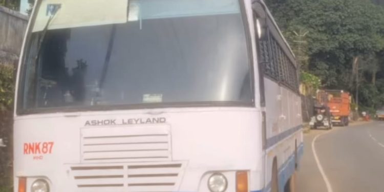 കെഎസ്ആർടിസി ബസ്സിടിച്ച് സൂചനാ ബോർഡ് വീണു; കാൽനടയാത്രക്കാരന് ഗുരുതര പരിക്ക്