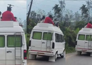 ട്രാവലറിൻ്റെ മുകളിൽ ഇരുന്ന് വിനോദസഞ്ചാരികളുടെ അപകടകരമായ യാത്ര