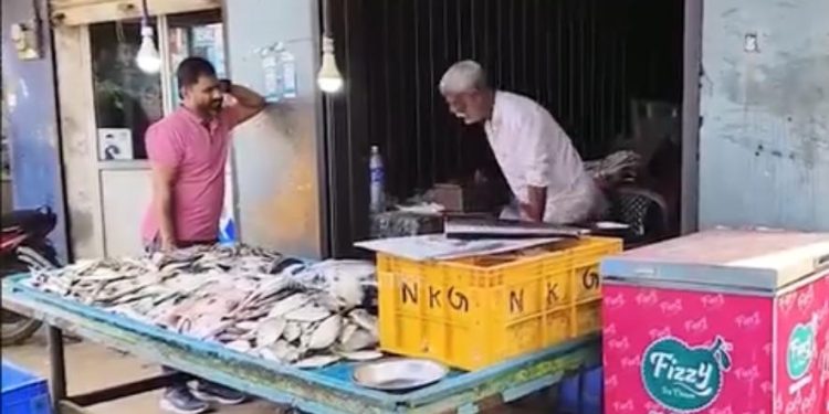 മീൻ ആവശ്യപ്പെട്ട് കടയിലെത്തിയ യുവാവ് പണം അപഹരിച്ച് മുങ്ങിയതായി പരാതി