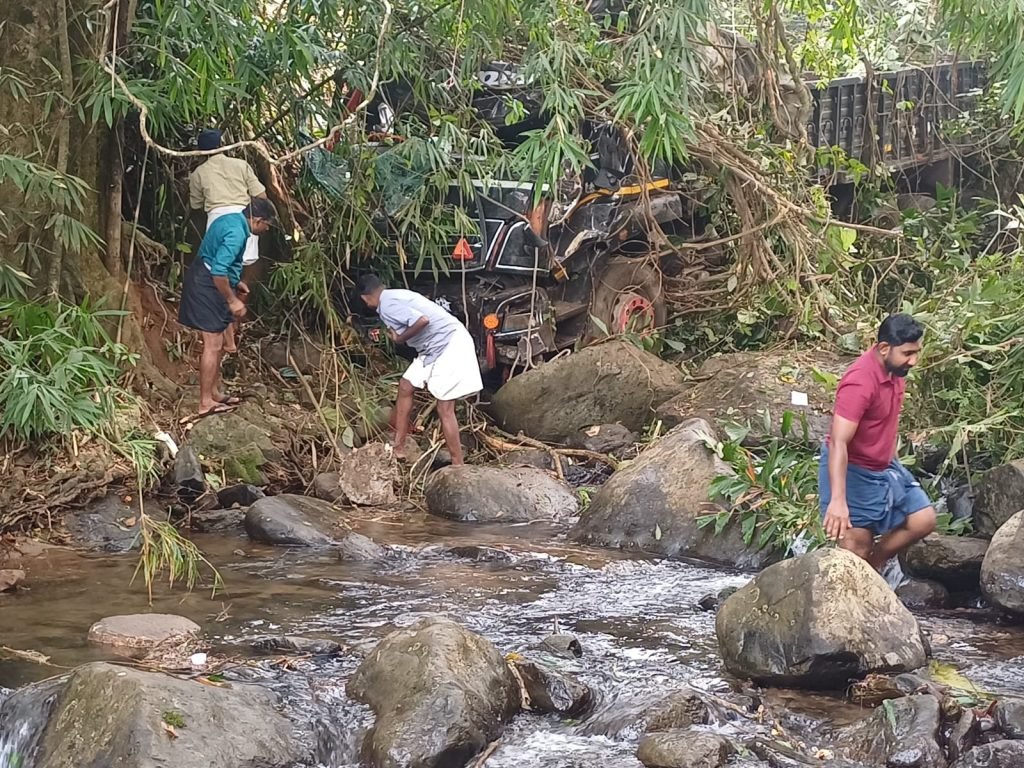 താമരശ്ശേരി ചുരത്തിൽ ചരക്ക് ലോറി കൊക്കയിലേക്ക് മറിഞ്ഞു