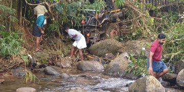 താമരശ്ശേരി ചുരത്തിൽ ചരക്ക് ലോറി കൊക്കയിലേക്ക് മറിഞ്ഞു