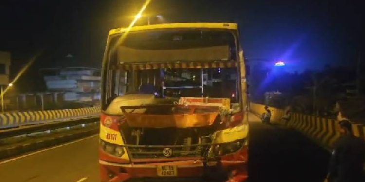 ബത്തേരിയിലേക്ക് വരികയായിരുന്ന കെഎസ്ആർടിസി ബസ് തൃശൂരിൽ അപകടത്തിൽപ്പെട്ടു; 12 പേർക്ക്  പരിക്ക്