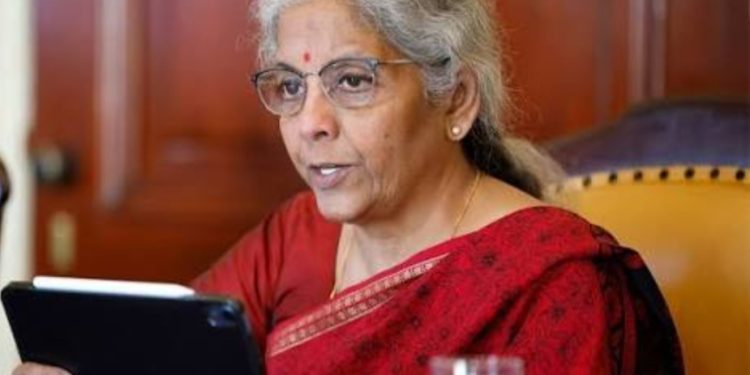 പൊതുമേഖലാ ബാങ്ക് ലയന നീക്കം സ്ഥിരീകരിച്ച് നിർമല സീതാരാമൻ; ഇനി ഈ 3 ബാങ്കുകൾ മാത്രം?