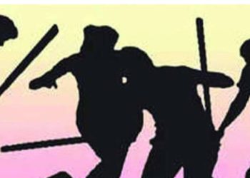 സ്കൂളിലേക്ക് പണവും മൊബൈൽ ഫോണും കൊണ്ടുവന്നില്ല, വിദ്യാർഥിയുടെ സ്വകാര്യ ഭാഗത്ത് ചവിട്ടി സഹപാഠികൾ; ഗുരുതര പരിക്ക്